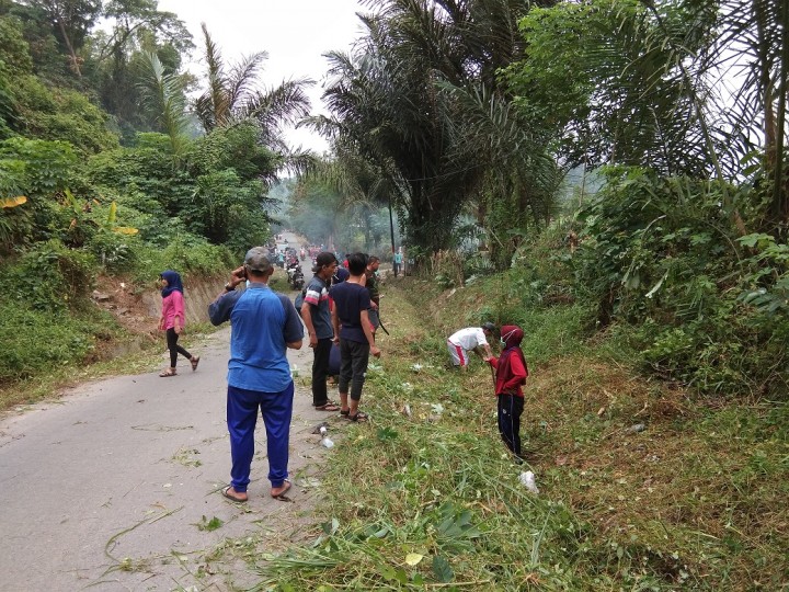 Kerja Bakti Di RT.18  Kelurahan Selili Menyambut HUT Kemerdekaan RI