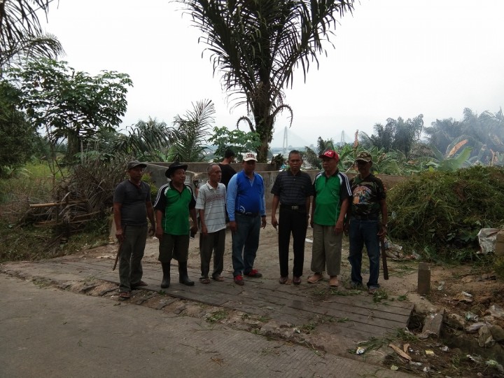 Kerja Bakti Di RT.18  Kelurahan Selili Menyambut HUT Kemerdekaan RI