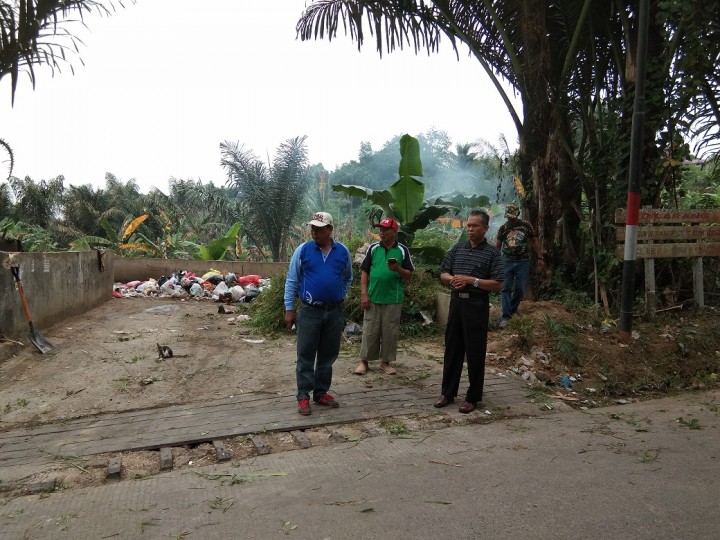 Kerja Bakti Di RT.18  Kelurahan Selili Menyambut HUT Kemerdekaan RI