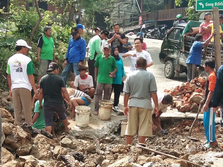 Kerja Bakti Perbaikan Jalan Lumba-Lumba Di RT. 14 Kelurahan selili