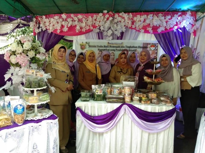 Menggunjungi  Bazar PKK Kota Samarinda