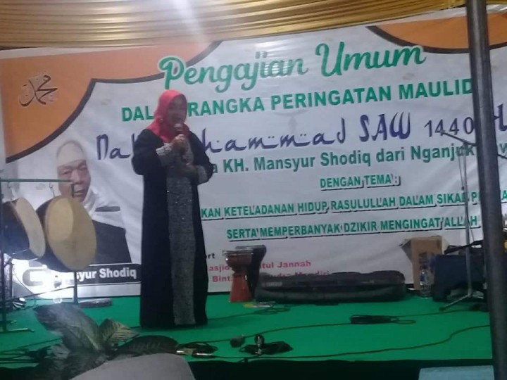 Menghadiri peringatan Maulid Nabi Muhammad Saw di RT. 24 Kelurahan Selili
