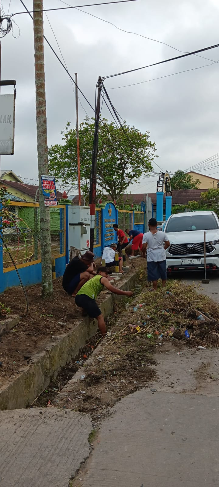 Kegiatan Kerja Bakti di Lingkungan Kelurahan Selili Tahun 2023