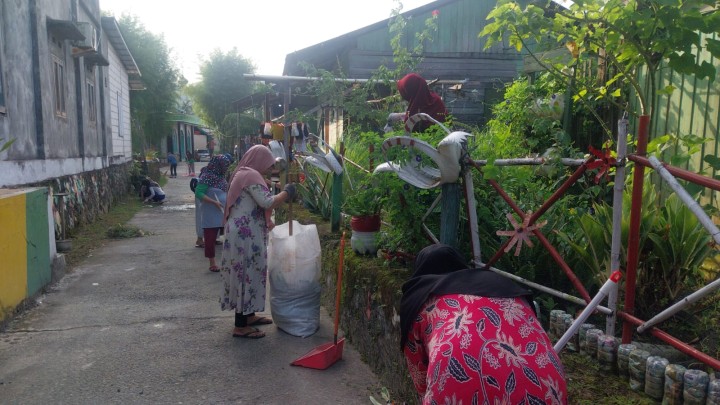 Gotong royong di lingkungan wilayah RT.18 dan RT. 22 ( 19/04/2026 )