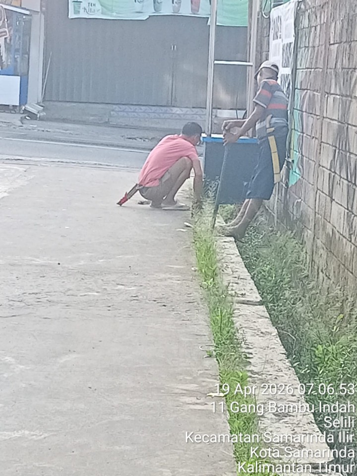 Gotong royong di lingkungan wilayah RT.18 dan RT. 22 ( 19/04/2026 )