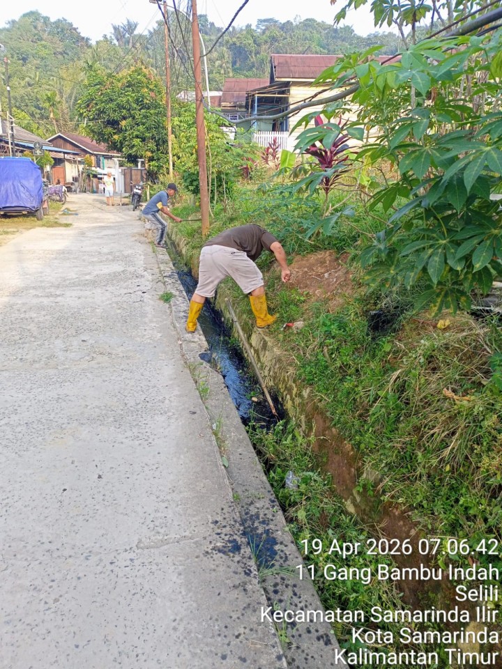 Gotong royong di lingkungan wilayah RT.18 dan RT. 22 ( 19/04/2026 )