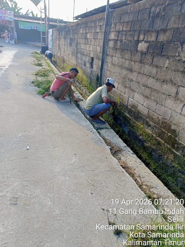 Gotong royong di lingkungan wilayah RT.18 dan RT. 22 ( 19/04/2026 )