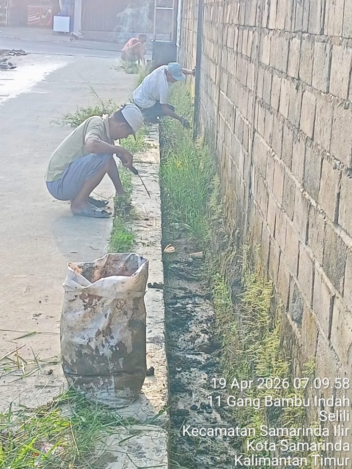 Gotong royong di lingkungan wilayah RT.18 dan RT. 22 ( 19/04/2026 )