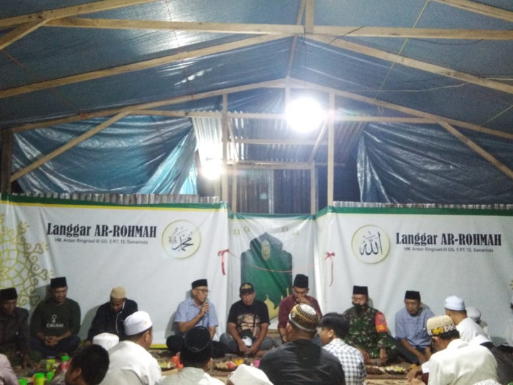 Giat Rabu Malam 30 Maret 2022 Acara Syukuran menyambut Bulan Suci Ramadhan 1443 H di Langgar Ar Rohmah yg masih dalam proses pembangunan dan Insyaa Allah akan digunakan untuk Sholat Tarawih bersama warga RT 12 dihadirin Lurah dan Staff Kelurahan