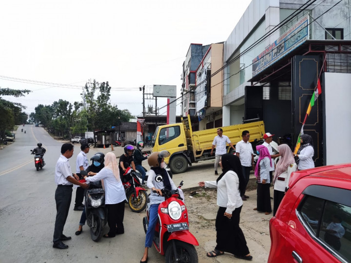 Giat Hari Rabu Tanggal 10 Agustus 2022, Bersama Lurah dan Seluruh Pegawai Kelurahan Sempaja Barat melaksanakan gerakan pembagian Bendera Merah Putih kepada warga yang melintas di Jl. Aw. Syahani