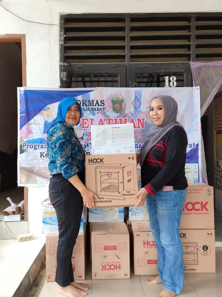 Kamis, 27 Oktober 2022 Giat Probebya Bidang Pemberdayaan Masyarakat Pelatihan Tata Boga di RT 06 Kelurahan Sempaja Barat