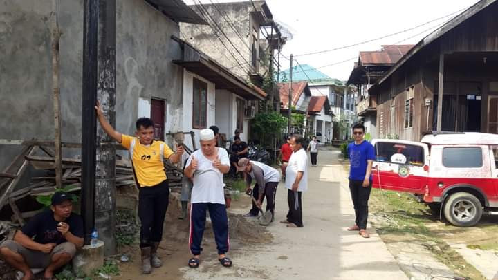 Giat Minggu, 30 Oktober 2022 Gotong Royong Semenisasi Jalan Secara Swadaya Oleh Warga di Gg. Lorong Abadi RT.12 & Perum Pinang Mas RT.06 Kel. Sempaja Barat