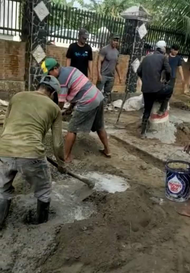 Giat Minggu, 30 Oktober 2022 Gotong Royong Semenisasi Jalan Secara Swadaya Oleh Warga di Gg. Lorong Abadi RT.12 & Perum Pinang Mas RT.06 Kel. Sempaja Barat