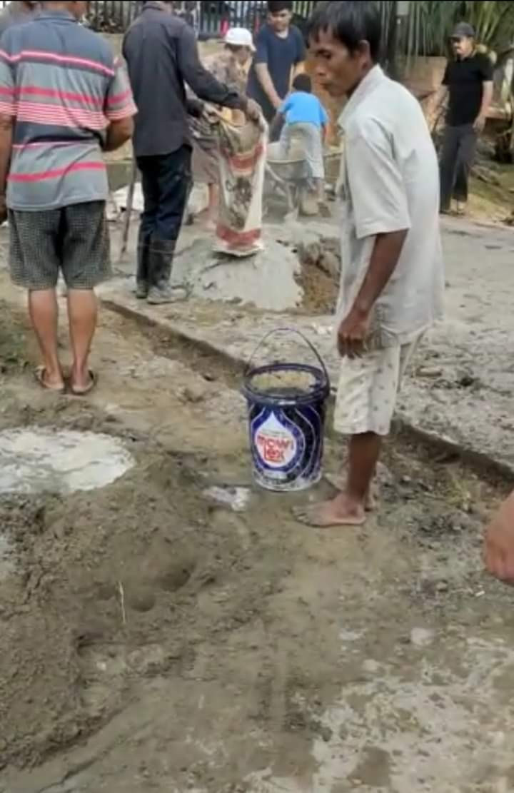 Giat Minggu, 30 Oktober 2022 Gotong Royong Semenisasi Jalan Secara Swadaya Oleh Warga di Gg. Lorong Abadi RT.12 & Perum Pinang Mas RT.06 Kel. Sempaja Barat