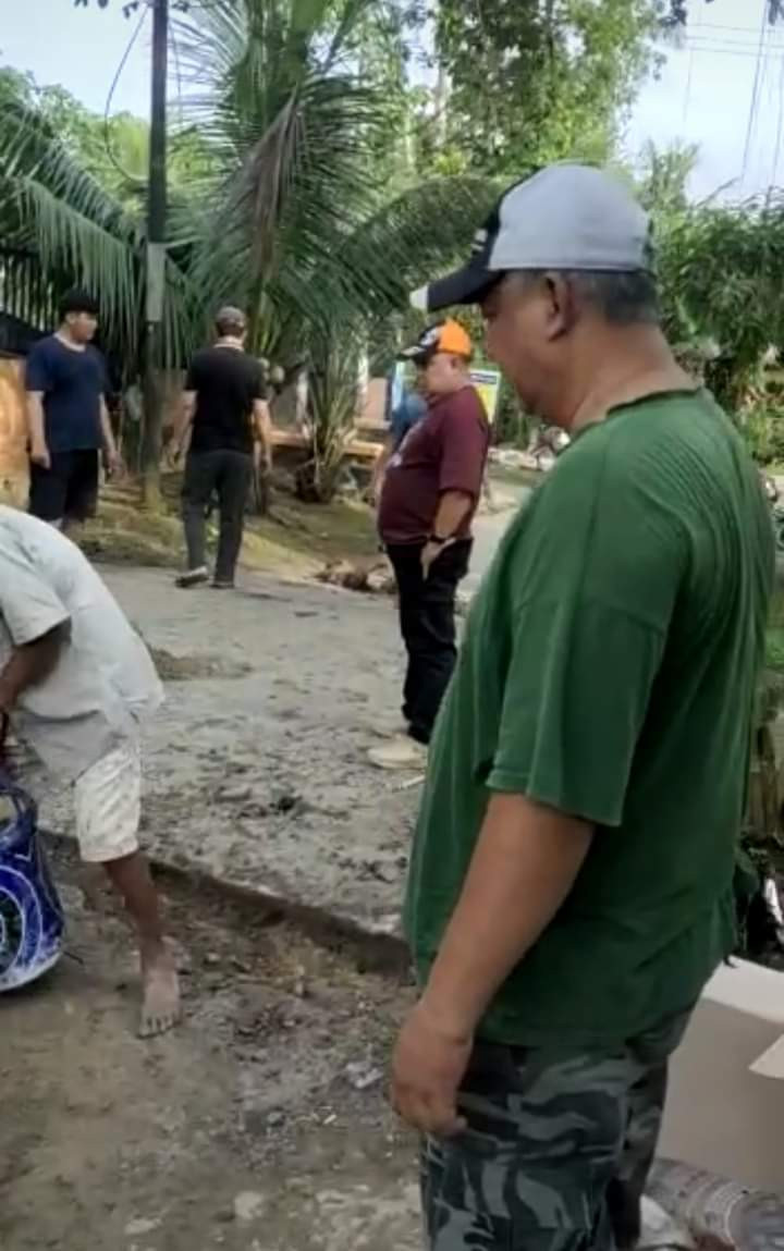 Giat Minggu, 30 Oktober 2022 Gotong Royong Semenisasi Jalan Secara Swadaya Oleh Warga di Gg. Lorong Abadi RT.12 & Perum Pinang Mas RT.06 Kel. Sempaja Barat