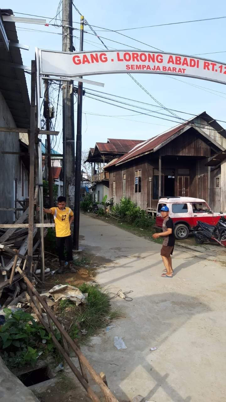 Giat Minggu, 30 Oktober 2022 Gotong Royong Semenisasi Jalan Secara Swadaya Oleh Warga di Gg. Lorong Abadi RT.12 & Perum Pinang Mas RT.06 Kel. Sempaja Barat