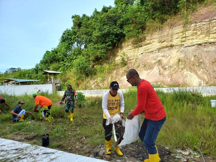 Giat, Minggu 18 Desember 2022 Gotong Royong Kebersihan Lingkungan dan Drainase RT.01 dan RT.02 Kel. Sempaja Barat