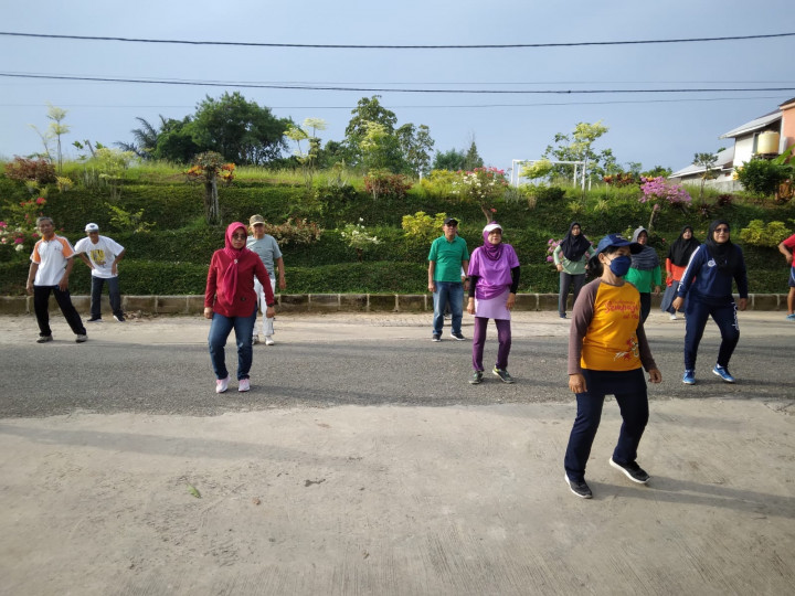 Giat Sabtu, 11 Februari 2023 Senam Sehat bersama Kader Dasawisma Melati dan Kader Posyandu Lansia Melati di Perum TVRI Graha Asri RT. 05 Kelurahan Sempaja Barat.
