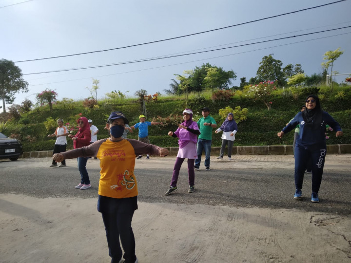 Giat Sabtu, 11 Februari 2023 Senam Sehat bersama Kader Dasawisma Melati dan Kader Posyandu Lansia Melati di Perum TVRI Graha Asri RT. 05 Kelurahan Sempaja Barat.