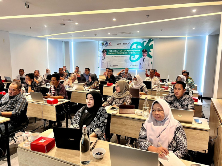 Giat, Selasa 21 Februari 2023 Mengikuti Pelatihan Sistem Manajemen Layanan Teknologi Informasi (SMLTI) Gelombang II Kelas Sekretaris Lurah (Kelompok A) tanggal 19-23 Februari 2023 di Hotel IBIS Lt 3 di Ruang Orchestra Samarinda.