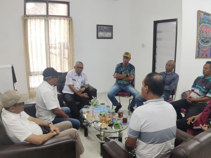 Giat, Rabu 22 Februari 2023 1. Mediasi menanggapi laporan warga RT 01 di hadiri kasi pemerintahan, staf, Bhabinkamtibmas, ketua RT 01 dan warga. 2. Silaturahmi Pengurus Baru LPMK Periode 2023 - 2028 dengan Lurah Sempaja Barat