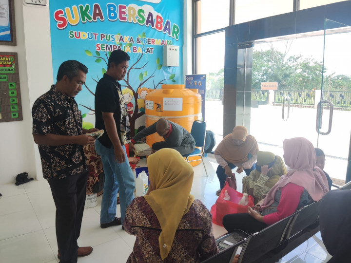 Giat, Kamis 16 Maret 2023 1. Menghadiri Rapat Sosialisasi Lomba Kampung Salai (Sampah Bernilai) tahun 2023 dihadiri Lurah.  & Pendistribusian Minyak Goreng Curah seharga Rp. 13.500 per Liter kepada seluruh warga kelurahan sempaja barat.