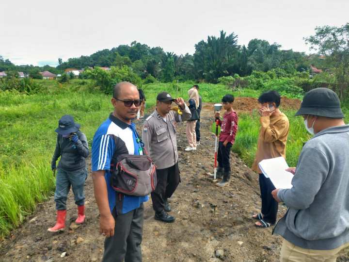 Giat, Jumat 31 Maret 2023 1. Melakukan peninjauan langsung pengukuran batas di Jl AW Syahrani Gg. Salomo Blok C RT 03 pada Kelurahan Sempaja Barat,Rapat koordinasi persiapan perindustrian cadangan pangan pemerintah di ruang Mangkupalas.