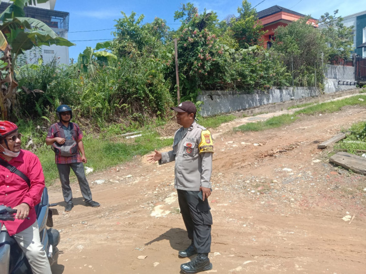 Giat, Kamis, 06 April 2023  Peninjauan lokasi yang hendak Pengecoran di Jl. AW Syahrani Gang 4 Blok W RT 01 Kelurahan Sempaja Barat di hadiri Kasi Tapem beserta staf, Bhabinkamtibmas dan Ketua RT.