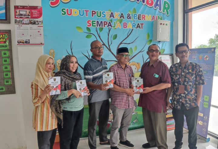 Giat, Jumat 14 April 2023 Kedatangan dari Kabag Pemerintahan Kota Samarinda memberikan Buku Pintar untuk Probebaya Tahun 2023.