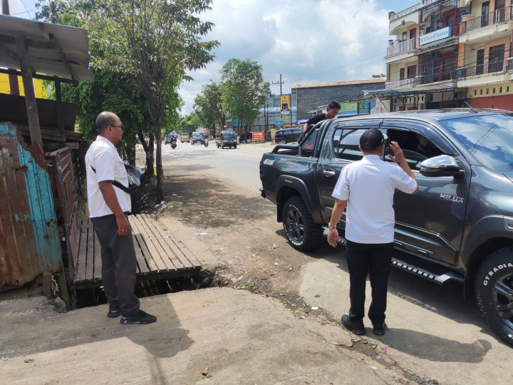 Giat Rabu, 26 April 2023, Monitoring TPS di Jl. A W Syahranie, menegur warga yg akan membuang sampah di siang hari utk membuang sampah sesuai jam yg telah ditentukan, Menegur Pelaku Usaha/ PKL yg berjualan di badan jalan/ di atas parit