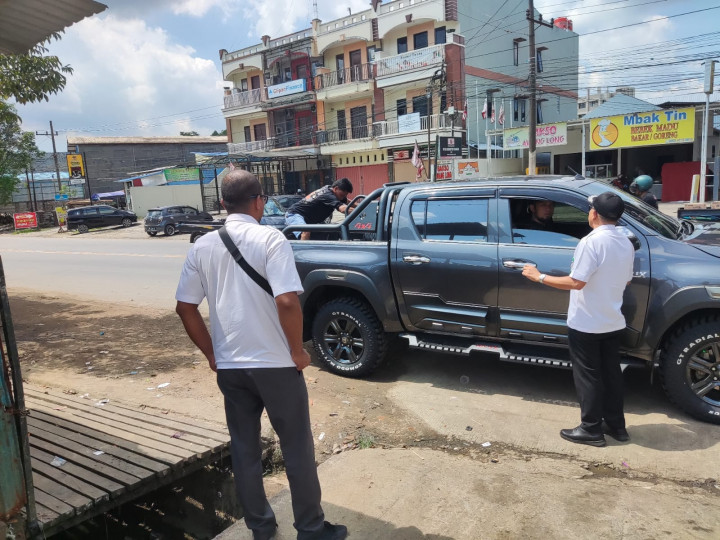 Giat Rabu, 26 April 2023, Monitoring TPS di Jl. A W Syahranie, menegur warga yg akan membuang sampah di siang hari utk membuang sampah sesuai jam yg telah ditentukan, Menegur Pelaku Usaha/ PKL yg berjualan di badan jalan/ di atas parit