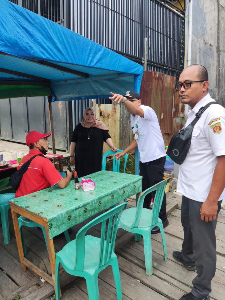 Giat Rabu, 26 April 2023, Monitoring TPS di Jl. A W Syahranie, menegur warga yg akan membuang sampah di siang hari utk membuang sampah sesuai jam yg telah ditentukan, Menegur Pelaku Usaha/ PKL yg berjualan di badan jalan/ di atas parit