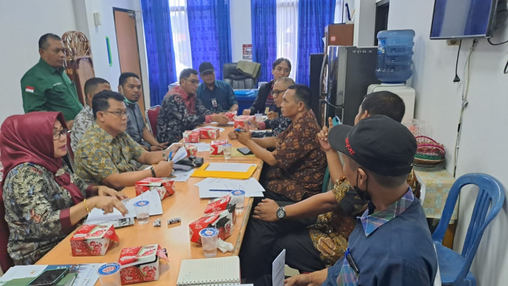 Giat, Kamis 27 April 2023 Menghadiri rapat koordinasi fasilitator Forum Konsultasi Publik (FKP) di Ruang Camat Samarinda Utara di hadiri Lurah.