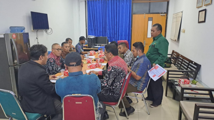 Giat, Kamis 27 April 2023 Menghadiri rapat koordinasi fasilitator Forum Konsultasi Publik (FKP) di Ruang Camat Samarinda Utara di hadiri Lurah.