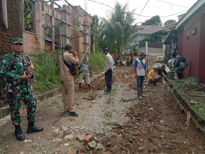Giat, Selasa - 02 Mei 2023 Peninjauan lokasi pengecoran di Blok S dan Blok T di Jalan AW Syahrani 4 RT 01, Sumber Dana APBD Kota Samarinda melalui PU di hadiri Kasi Tapem beserta staf dan Babinsa Kelurahan.