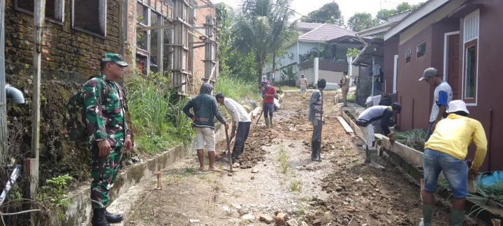 Giat, Selasa - 02 Mei 2023 Peninjauan lokasi pengecoran di Blok S dan Blok T di Jalan AW Syahrani 4 RT 01, Sumber Dana APBD Kota Samarinda melalui PU di hadiri Kasi Tapem beserta staf dan Babinsa Kelurahan.