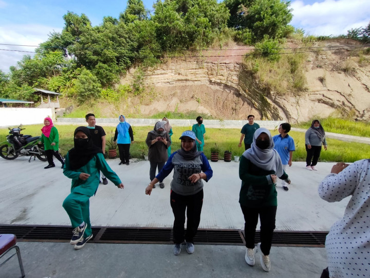 Giat, Jum'at 05 Mei 2023, Melakukan Germas dari Puskesmas Sempaja sekaligus senam bersama dan cek Kesehatan untuk Staf Kelurahan dan ibu PKK Sempaja Barat. & Menghadiri Soft Launching Layanan Permohonan Langsung (PLM) di kantor pertanahan kota Samarinda