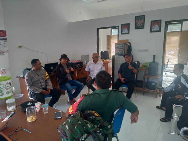 Giat, Rabu - 10 Mei 2023 1. Menghadiri rapat Bimtek dan Sosialisasi Tata Tertib pada Dasawisma se-kota Samarinda di Aula PKK Kota Samarinda dihadiri Lurah. 2. Mengadakan rembuk bersama Ketua RT 01,02 dan 03, Babinsa, Bhabinkamtibmas di pimpin Kasi Tapem.