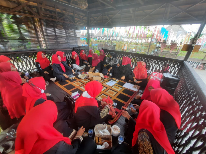 Giat, Rabu 10 Mei 2023 Melaksanakan Arisan Rutin PKK Kel. sekaligus Halal bihalal di Terapi Ikan Nauren Bengkuring di hadiri Lurah, Ketua TP PKK, wakil TP PKK dan seluruh kader TP PKK Kel.  Sempaja Barat.