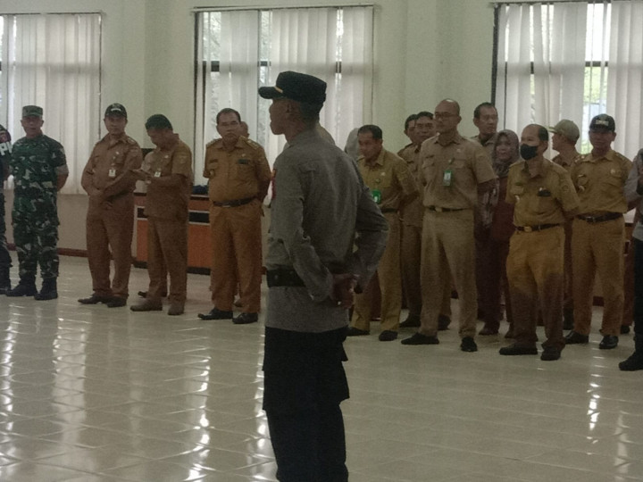 Giat, Selasa 16 Mei 2023 Menghadiri Apel dalam Rangka Launching Program Polisi RW di Aula Wira Pratama Polresta Samarinda di hadiri Kasi Tapem berserta Staf.
