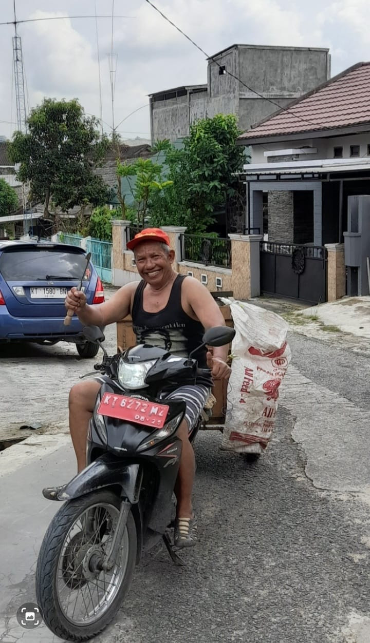 Giat, Minggu 21 Mei 2023  Melakukan Kerja bakti Rutin Kegiatan Gotong Royong di RT 04, 08, 09 dan RT 12 pada wilayah Kelurahan Sempaja Barat.