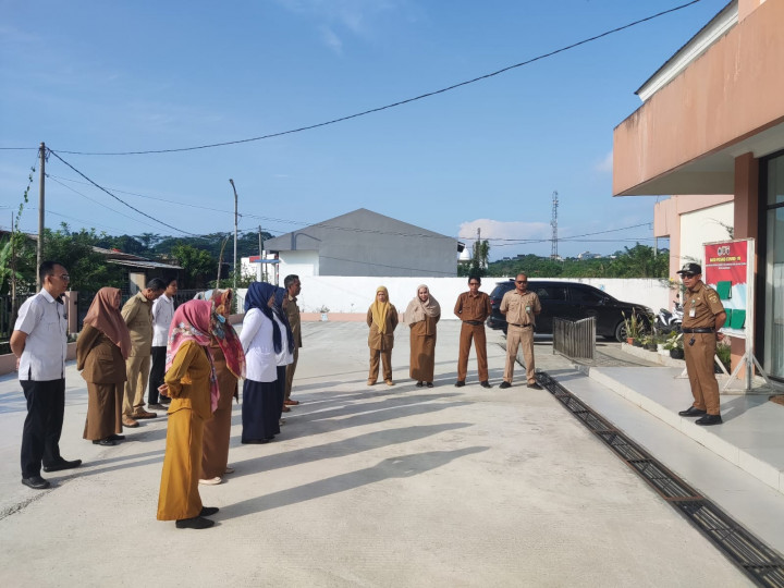 Giat, Senin 29 Mei 2023 1. Melaksanakan Apel Senin pagi pada Kelurahan Sempaja Barat di pimpin Lurah. 2. Menghadiri Rapat Sosialisasi Perlindungan dan Penyelamatan Arsip Akibat Bencana di kantor Dinas Perpustakaan dan Kearsipan