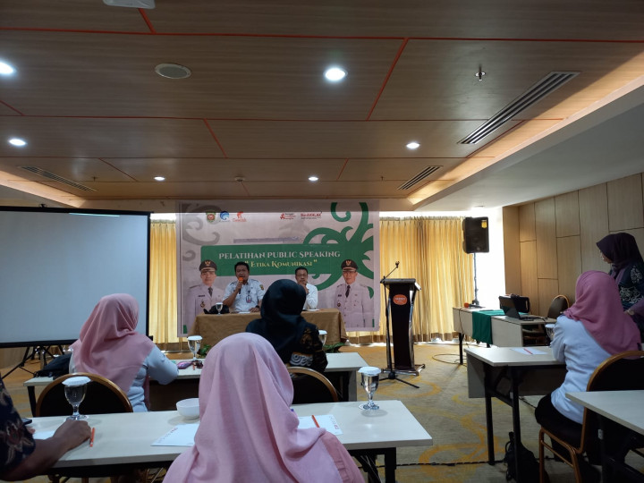 Giat, Rabu 31 Mei 2023, Pelatihan public speaking "Etika Komunikasi" di Hotel Harris di hadiri Kasi Ekobang & Laporan ke Telkom masalah kabel Telkom yang terdapat di bawah parit RT 04 dihadiri Kasi Tapem beserta staf.