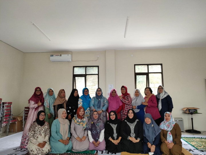 Giat, Jumat 09 Juni 2023 Melaksanakan pertemuan rutin Arisan Tp. PKK sekaligus Pembacaan Yasin di Aula Kantor Kelurahan Sempaja Barat.