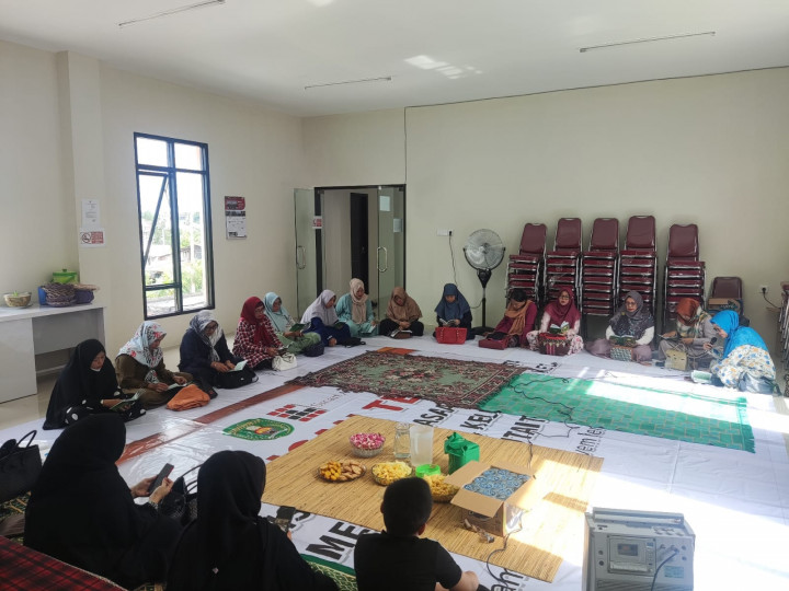 Giat, Jumat 09 Juni 2023 Melaksanakan pertemuan rutin Arisan Tp. PKK sekaligus Pembacaan Yasin di Aula Kantor Kelurahan Sempaja Barat.