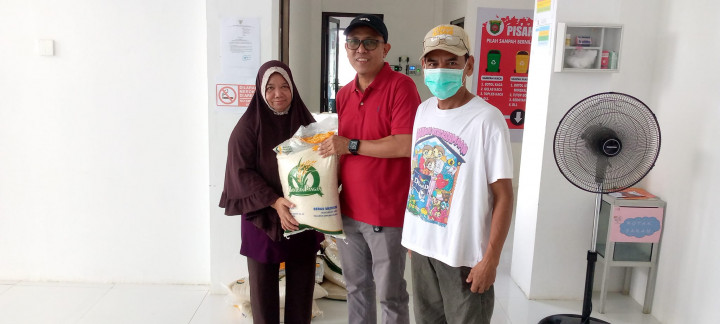 Giat Sabtu, 10 Juni 2023 Mendistribusikan Beras CPP (Cadangan Pangan Pemerintah) Tahap 2 sebanyak 107 Karung Penerima Bantuan di Kelurahan Sempaja Barat