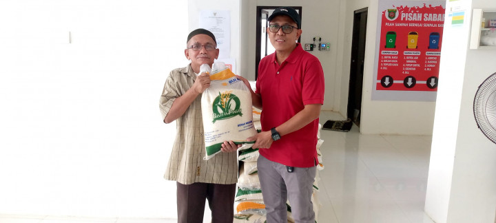 Giat Sabtu, 10 Juni 2023 Mendistribusikan Beras CPP (Cadangan Pangan Pemerintah) Tahap 2 sebanyak 107 Karung Penerima Bantuan di Kelurahan Sempaja Barat