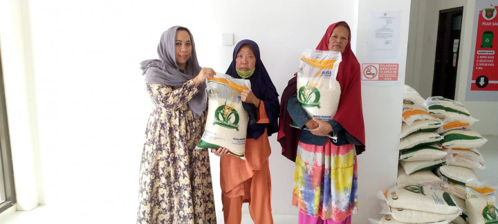 Giat Sabtu, 10 Juni 2023 Mendistribusikan Beras CPP (Cadangan Pangan Pemerintah) Tahap 2 sebanyak 107 Karung Penerima Bantuan di Kelurahan Sempaja Barat