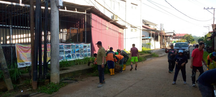 Giat, Minggu 11 Juni 2023, Kerja bakti perihal Banjir Besar pada Hari Kamis 08 Juni 2023 di sepanjang Jl. AW Syahrani 4 RT 01, RT 02 dan GG Salomo RT 03 sampai Simpang 4