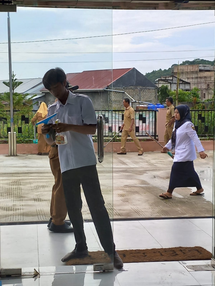 Giat Senin 12 Juni 2023, Melaksanakan Apel Senin pagi di kelurahan sempaja barat di pimpin Lurah & Melakukan Aksi 30 Menit membersihkan area sekitar kantor bagian halaman maupun ruang kerja seluruh pegawai Kelurahan Sempaja Barat.